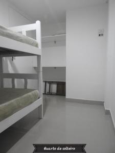 מיטה או מיטות קומותיים בחדר ב-Sonia Flats Pipa's Bay - Flat 214