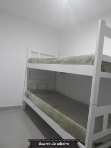מיטה או מיטות קומותיים בחדר ב-Sonia Flats Pipa's Bay - Flat 214
