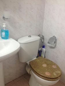 un baño con inodoro y lavabo en Old Harbour, en Sozopol 23 fotos más