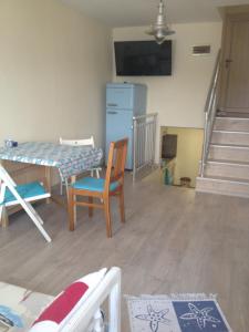 sala de estar con mesa, sillas y escaleras en Old Harbour, en Sozopol