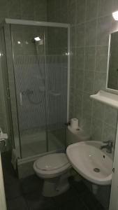 ショプロンにあるFüzi Panzióのバスルーム(シャワー、トイレ、シンク付)