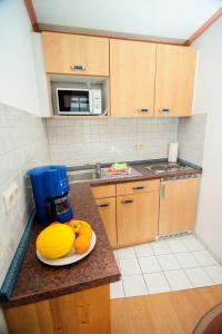 a kitchen with a plate of fruit on a counter at Ferienapartments Schnibbe in Bad Lauterberg