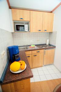 uma cozinha com um prato de frutas num balcão em Ferienapartments Schnibbe em Bad Lauterberg