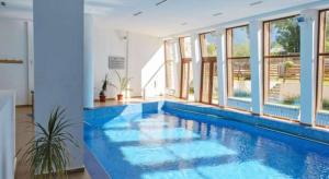 - une grande piscine dans une pièce dotée de fenêtres dans l'établissement Mountain View A23, à Bansko