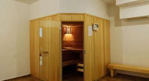 Cette chambre comprend une armoire en bois et un bureau. dans l'établissement Mountain View A23, à Bansko 18 autres photos