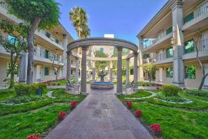 a courtyard with a fountain in the middle of a building at Safi Royal Luxury Centro in Monterrey