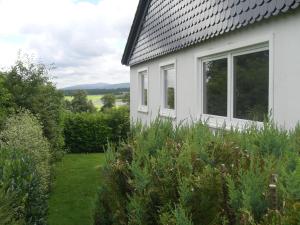 Casa blanca con ventanas y patio en Haus Brockenblick, en Clausthal-Zellerfeld