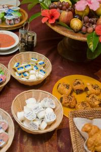 una mesa con platos de comida y cestas de comida en 100% Fun, en Tarifa