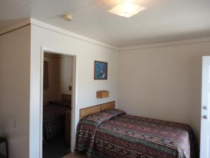 Postel nebo postele na pokoji v ubytování Falcon Resort