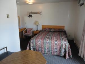 Katil atau katil-katil dalam bilik di Falcon Resort