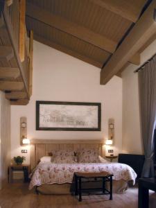 1 dormitorio con 1 cama grande con colcha en Hotel Plaza, en Castejón de Sos