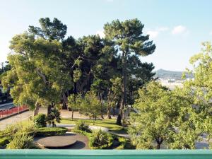 Blick auf einen Park mit einem Tisch und Bäumen in der Unterkunft Apartamento Compostela Playa in Vilagarcia de Arousa
