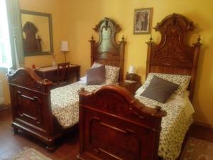 マテーリカにあるCasa Deimarのベッドルーム1室(大型木製ベッド2台付)