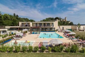 O vedere a piscinei de la sau din apropiere de Résidence Prestige Odalys Le Clos Saint Michel