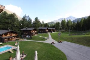 an aerial view of a resort with a swimming pool at Pension Waldesruh in Sölden