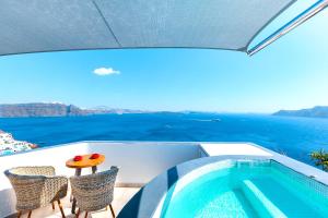 una piscina en la terraza de un barco en Santorini Secret Premium, en Oia