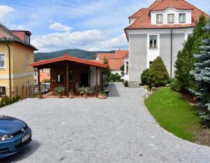 un'auto parcheggiata di fronte a una casa di 1st Republic Villa - Adults only a Cesky Krumlov