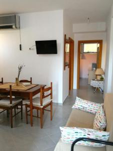 ein Wohnzimmer mit einem Tisch und einem Sofa in der Unterkunft Trizinia View in Galatás
