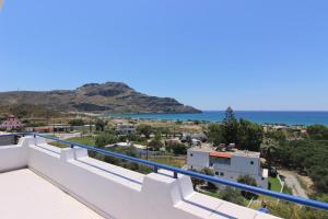 Vom Balkon eines Hauses genießen Sie Meerblick. in der Unterkunft Lofos Hotel in Plakias