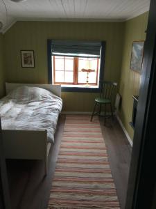 - une chambre avec un lit, une fenêtre et un tapis dans l'établissement Staurset gård, à Mittet