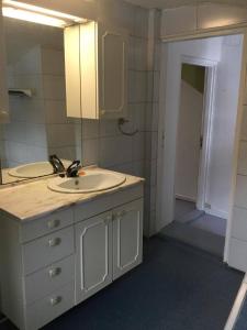 a bathroom with a sink and a mirror at Staurset gård in Mittet