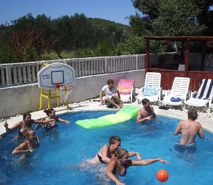 בריכת השחייה שנמצאת ב-Dragan's Den Hostel או באזור