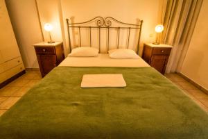 Un pat sau paturi într-o cameră la Villas Paleochora