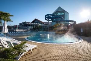 Bazén v ubytovaní Hotel HARNAŚ dla dorosłych z widokiem na Tatry alebo v jeho blízkosti