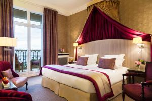 Кровать или кровати в номере Hôtel Barrière Le Royal Deauville