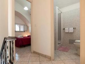 un bagno con un lavandino e un water in una stanza di Villa Montoro a Sperlonga