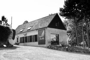 une photo en noir et blanc d'un bâtiment dans l'établissement Vertes Feuilles, à Saint-Sauveur