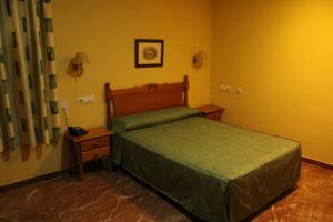 Un pat sau paturi într-o cameră la Hotel Albohera
