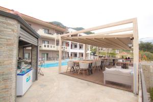 Ntinas Filoxenia Hotel & Spa内部或周边的泳池