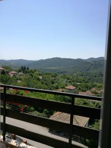 Vista generica sulle montagne o vista sulle montagne dall'interno dell'hotel