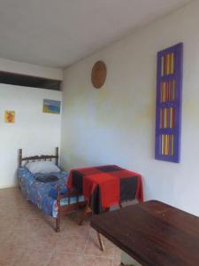 Un dormitorio con una cama y una mesa. en Apartamento Santo Antonio vista da bahia, en Salvador