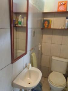 y baño con aseo, lavabo y espejo. en Apartamento Santo Antonio vista da bahia, en Salvador