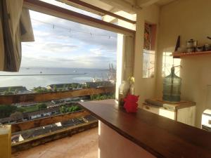 cocina con ventana grande con vistas al océano en Apartamento Santo Antonio vista da bahia, en Salvador