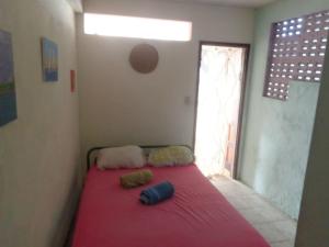 1 dormitorio con 1 cama roja y 2 almohadas en Apartamento Santo Antonio vista da bahia, en Salvador