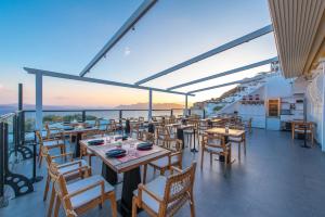 Restoran või mõni muu söögikoht majutusasutuses Santorini Secret Premium