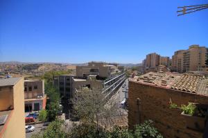 una vista aérea de una ciudad con edificios en Gioeni ventidue, en Agrigento