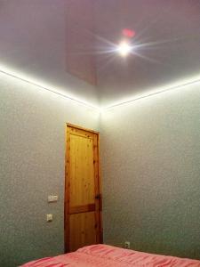 SalavatにあるLike Homeのベッド1台と天井の照明が備わる客室です。