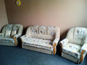 SalavatにあるLike Homeの椅子3脚とソファ1台