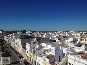 una vista aerea di una città con edifici bianchi di EntreCubos Guesthouse a Olhão