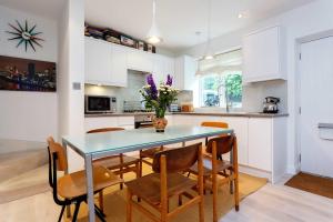 a kitchen and dining room with a table and chairs at Veeve - Camden Mews Terrace in London