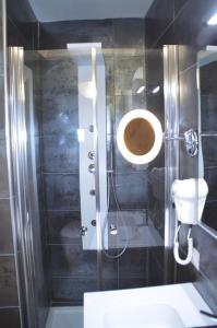 A bathroom at Suite White House Még 35 kép