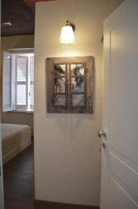トラーニにあるSuite White Houseの壁に絵が描かれたバスルーム、窓