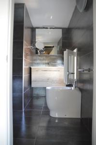 A bathroom at Suite White House