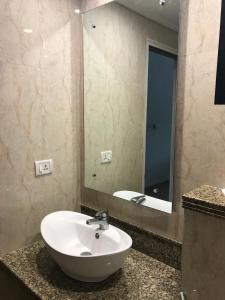 Ένα μπάνιο στο Studio and One bedroom Apartment in Riviera Sapphire, Siolim