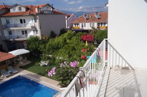 een balkon met uitzicht op een tuin met een zwembad bij Grandma's Garden in Dalyan