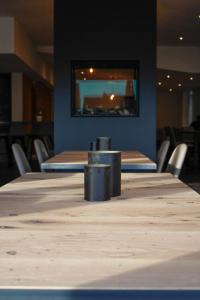 - une grande table en bois avec des chaises dans l'établissement Ruiterhof B&B/Hostel, à Bredene